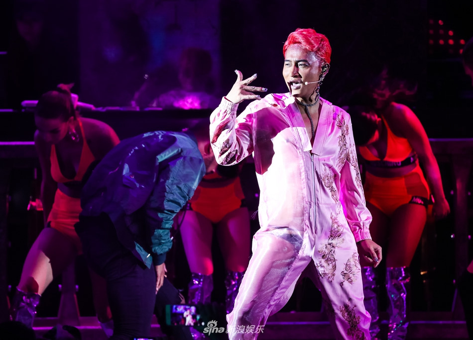 Tài tử Hoàn Châu cách cách bị la ó vì mặc phản cảm trên sân khấu